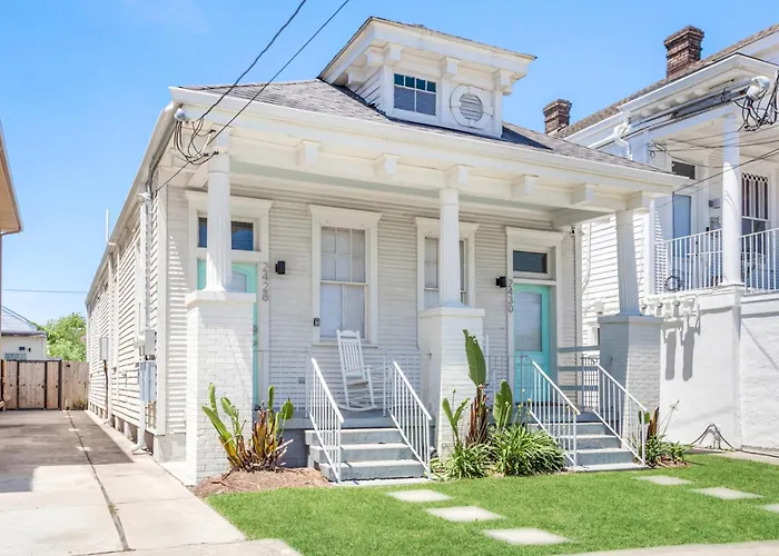 Private 2Br Condo In Uptown By Hosteeva