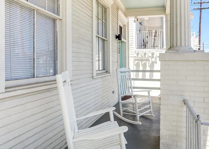 Private 2Br Condo In Uptown By Hosteeva